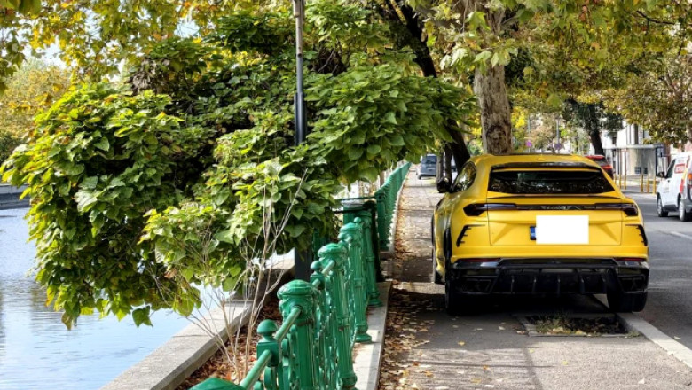 lamborghini parcat pe trotuar in bucuresti