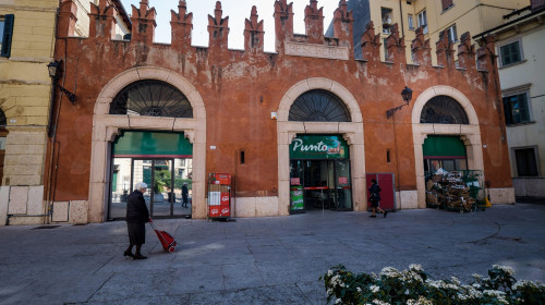femeie in varsta, italia