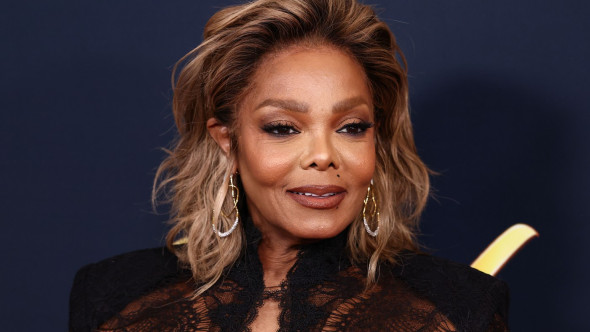 La 60 de ani, Janet Jackson continuă să atragă toate privirile. Artista a fost imaginea eleganței într-o rochie din dantelă neagră