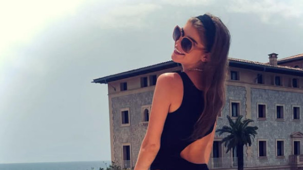 Iubita tinerică a fostului Balon de Aur e model și pozează în costum de baie. E cu 38 de ani mai mică decât el