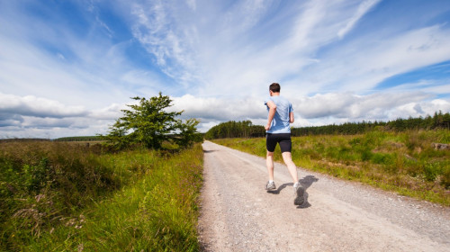 Bărbat aleargă, jogging, exerciții fizice, stil de viață sănătos, mișcare, alergare, sport