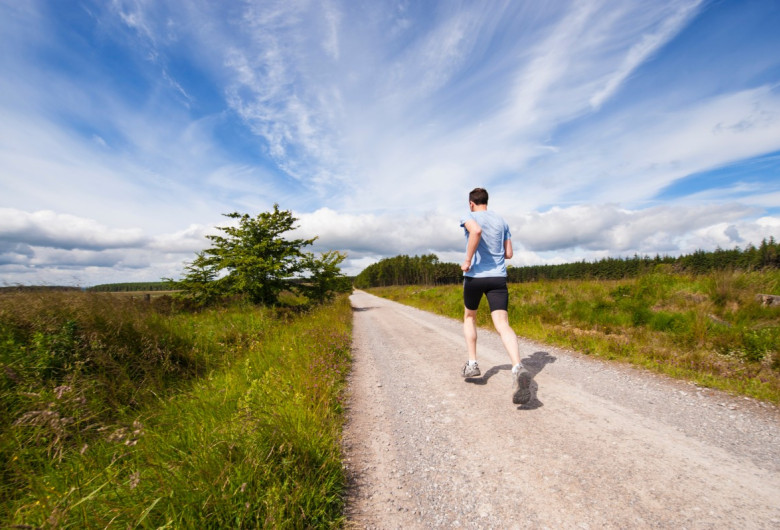 Bărbat aleargă, jogging, exerciții fizice, stil de viață sănătos, mișcare, alergare, sport