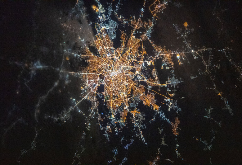 Bucureștiul, văzut din spațiu pe timp de noapte