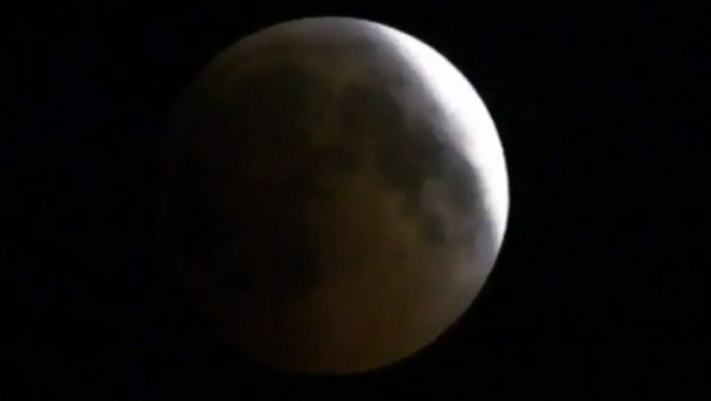 Eclipsă de Lună prin penumbră