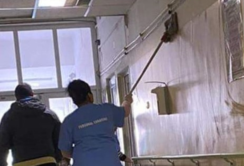 Infirmieră dă cu mopul pe pereți
