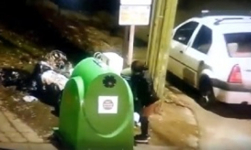 Aruncă salteaua lângă container de haine 2