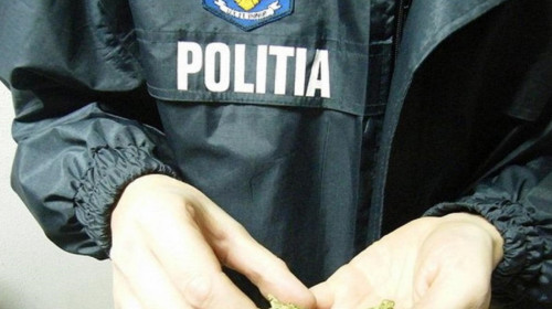Polițist cu droguri în mână