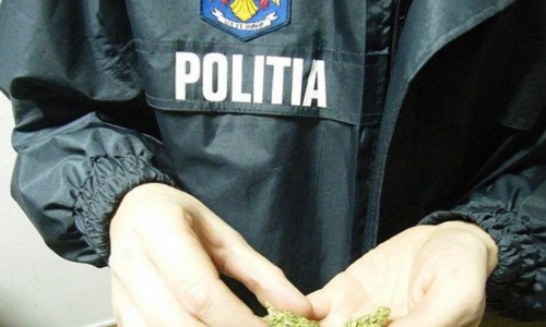 Polițist cu droguri în mână