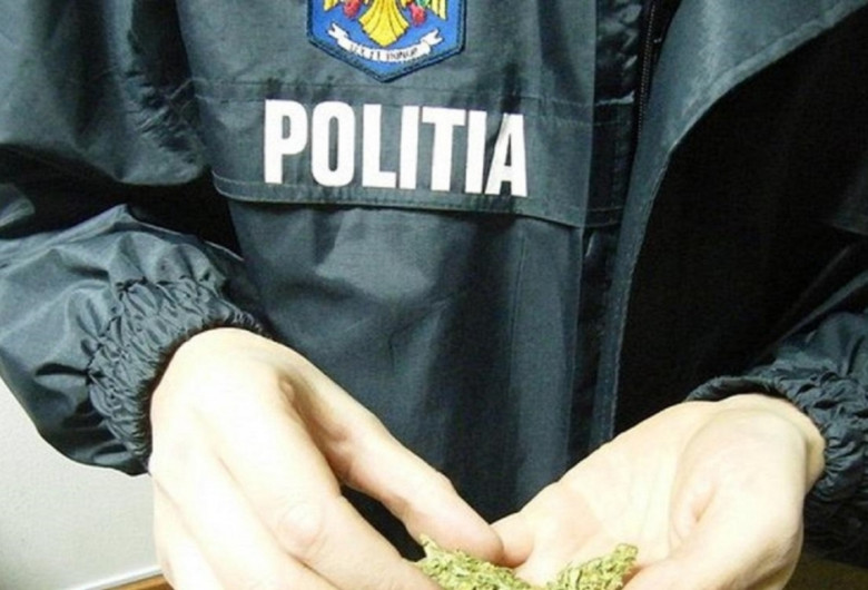 Polițist cu droguri în mână