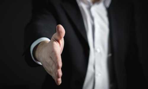 Dat mâna, acord, înțelegere, angajare, muncă, serviciu, patron, recrutare