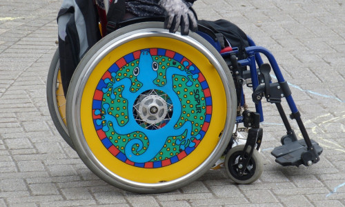 Copil în scaun cu rotile, handicap, dizabilități