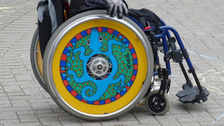 Copil în scaun cu rotile, handicap, dizabilități