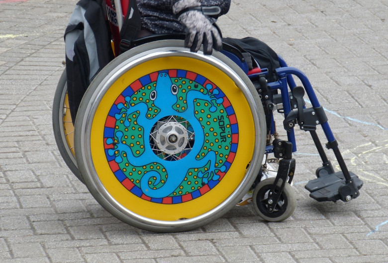 Copil în scaun cu rotile, handicap, dizabilități