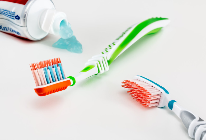 toothbrush-3191097_1920