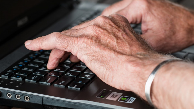 Bătrân cu laptop, mâini de vârstnic lucrează la calculator, internet