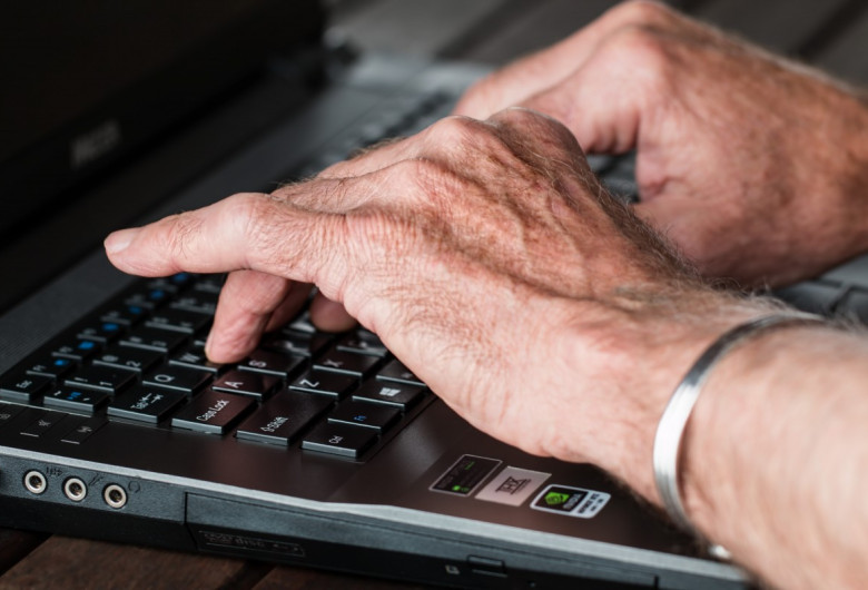 Bătrân cu laptop, mâini de vârstnic lucrează la calculator, internet