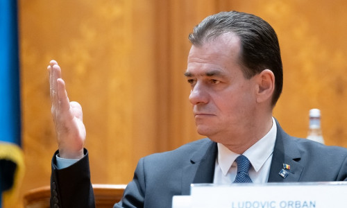 Ludovic Orban, arătând cu mâna sfidător în Parlament