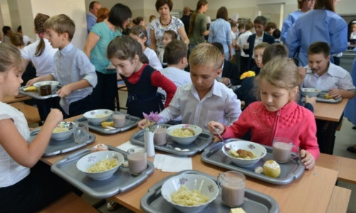 Masă caldă pentru elevi