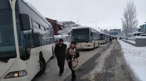 Autobuze blocate în zăpadă
