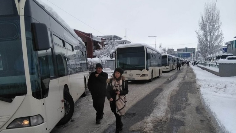 Autobuze blocate în zăpadă