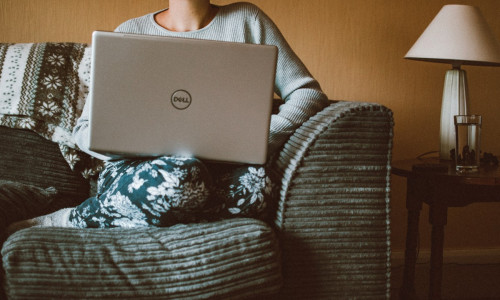 Muncă remote, lucrul de acasă, serviciu, laptop, munca la domiciliu