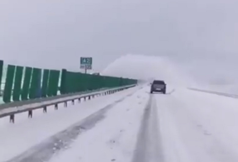 Mașină pe drum înzăpezit, deszăpezire de pe un sens pe altul