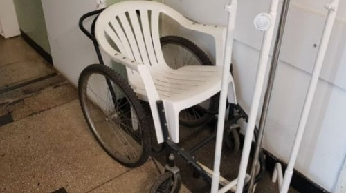Scaun de cârciumă pe scaun cu rotile