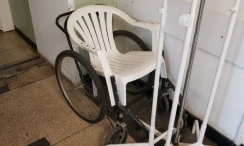 Scaun de cârciumă pe scaun cu rotile