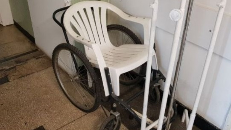 Scaun de cârciumă pe scaun cu rotile