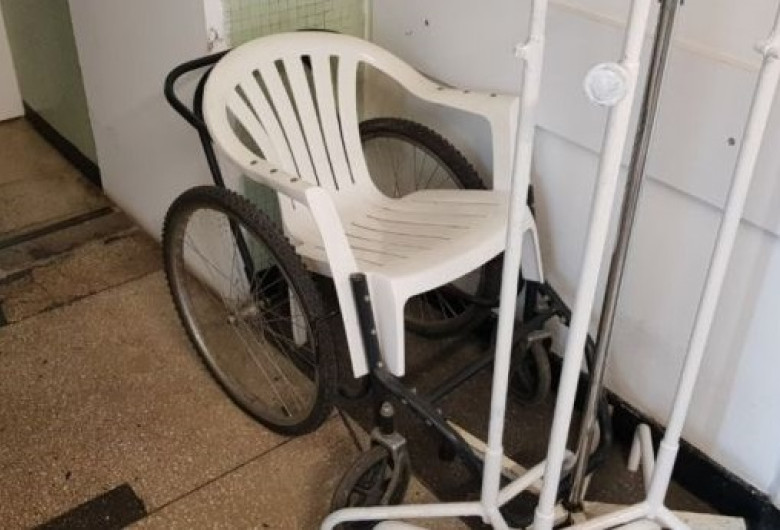 Scaun de cârciumă pe scaun cu rotile