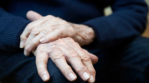 Boala Parkinson, mâini de bătrân, moș, vârstnic