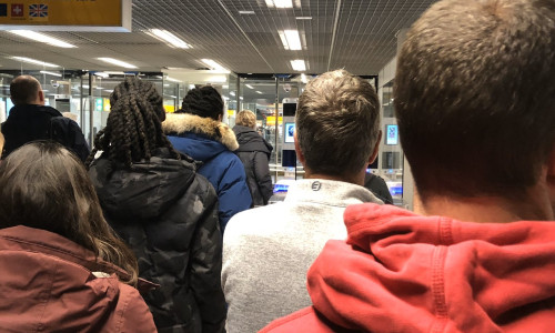 Oameni așteptând într-un aeroport