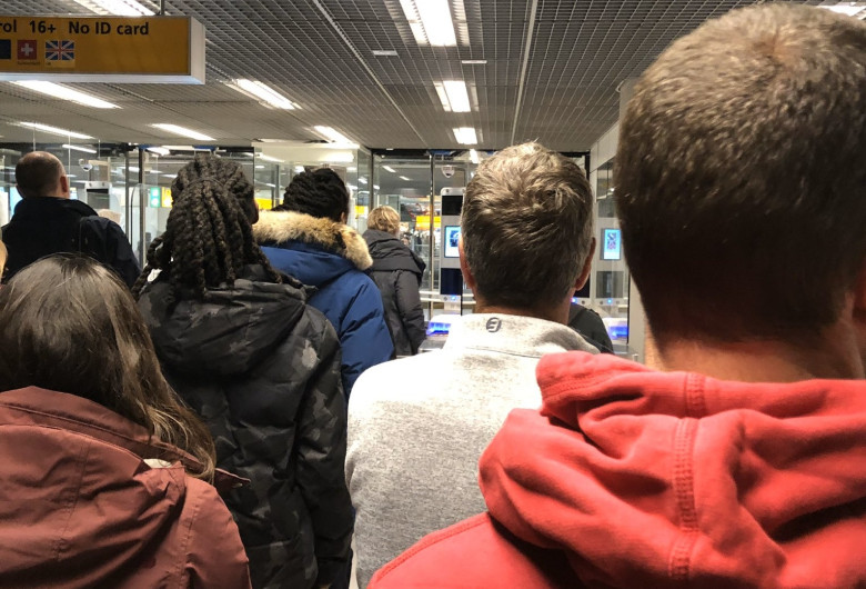 Oameni așteptând într-un aeroport