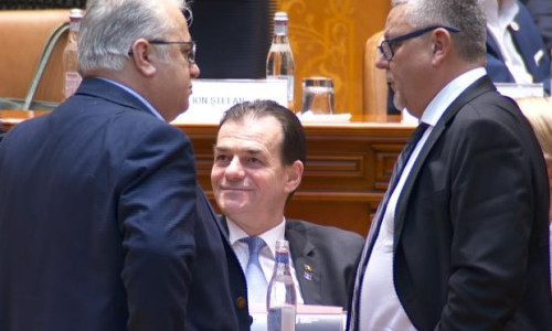 Ludovic Orban, în Parlament, între doi care vorbesc