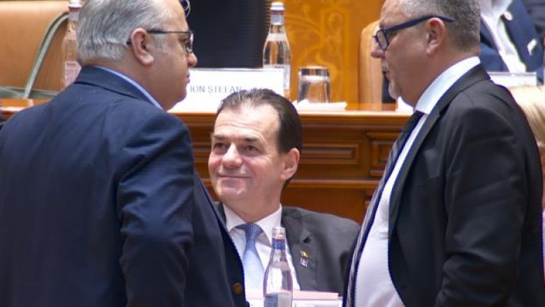 Ludovic Orban, în Parlament, între doi care vorbesc