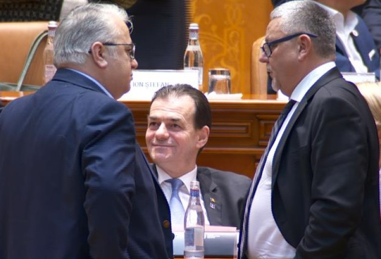 Ludovic Orban, în Parlament, între doi care vorbesc