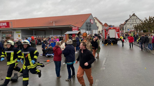 Atacator intră cu mașina într-o mulțime de oameni de la un carnaval din Germania