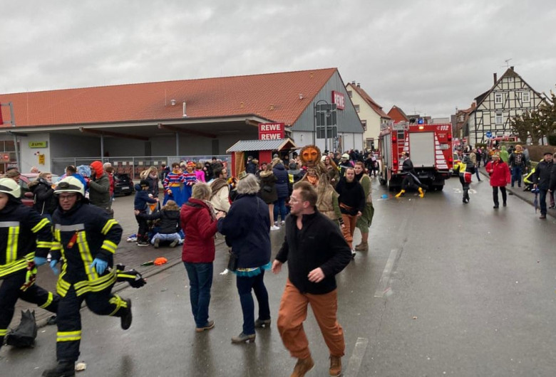 Atacator intră cu mașina într-o mulțime de oameni de la un carnaval din Germania