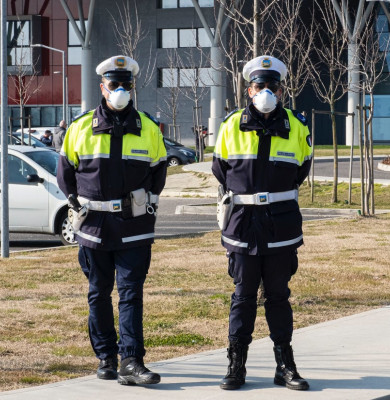 Polițiști cu măști sanitare pe față în Italia