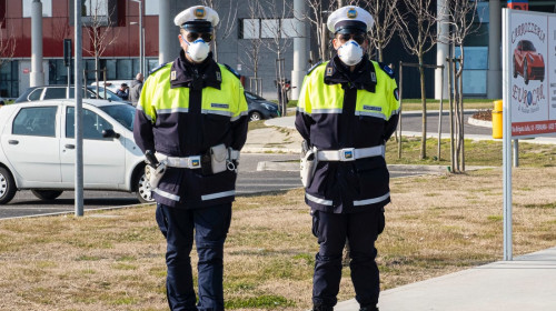 Polițiști cu măști sanitare pe față în Italia