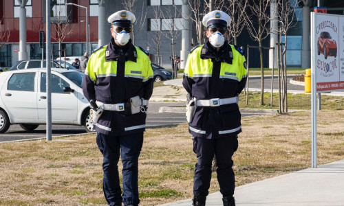 Polițiști cu măști sanitare pe față în Italia