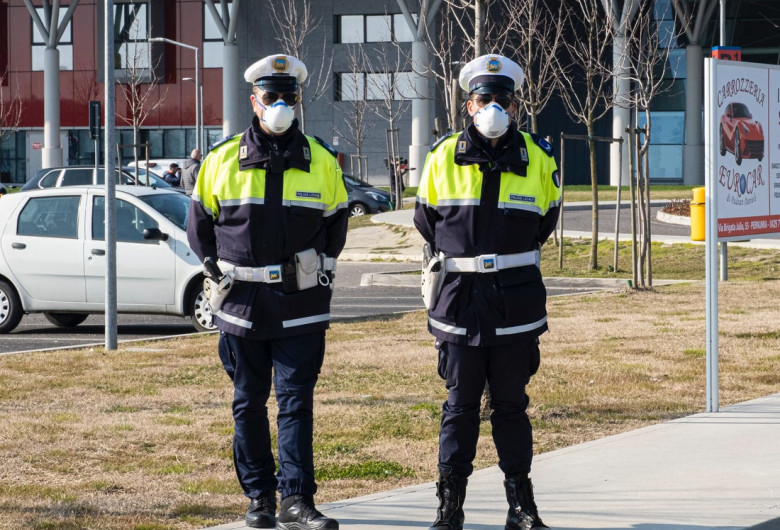 Polițiști cu măști sanitare pe față în Italia