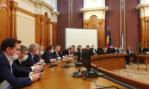 Audieri parlamentare cu miniștri cu măști pe față, coronavirus