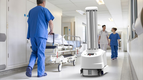 Robot UVD pe holul unui spital
