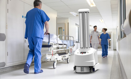 Robot UVD pe holul unui spital