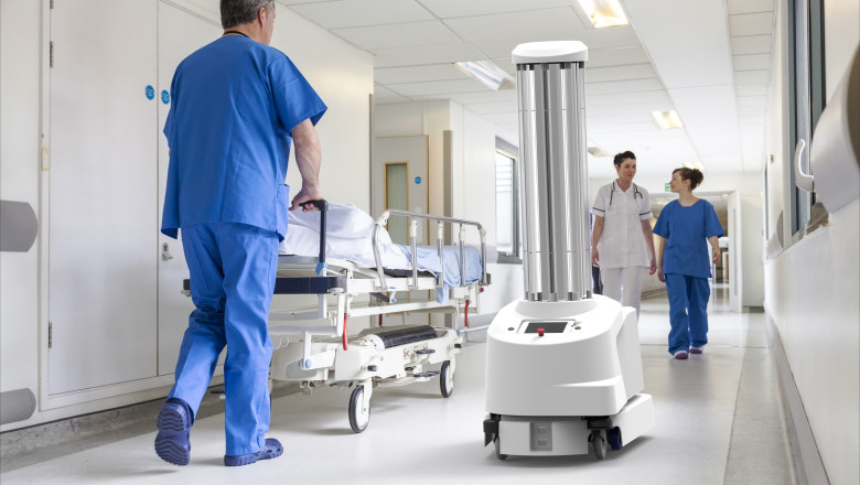 Robot UVD pe holul unui spital