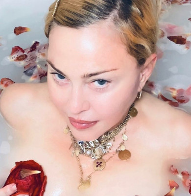 Madonna, în cadă
