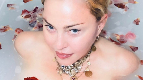 Madonna, în cadă