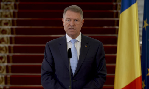 Klaus Iohannis, în fața scărilor de la Cotroceni
