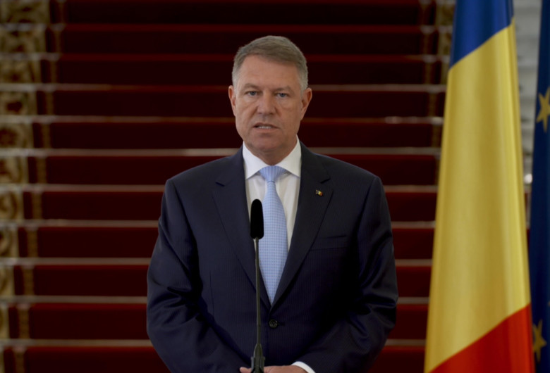 Klaus Iohannis, în fața scărilor de la Cotroceni
